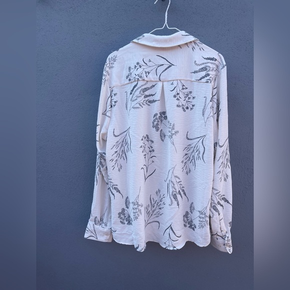 Floral Print Button-Up Blouse - Picture 5 of 9